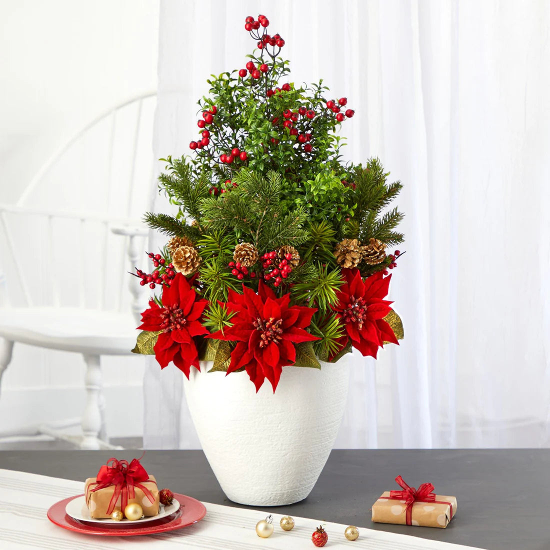 Arrangement Festif de Noël en Vase Blanc avec Poinsettias et Succulentes