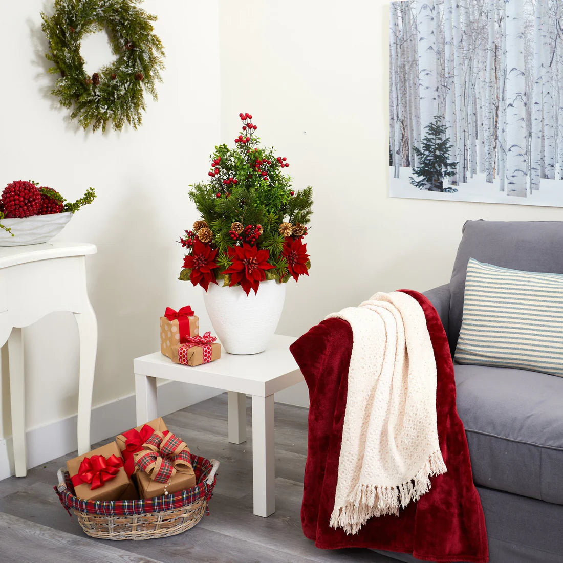 Arrangement Festif de Noël en Vase Blanc avec Poinsettias et Succulentes